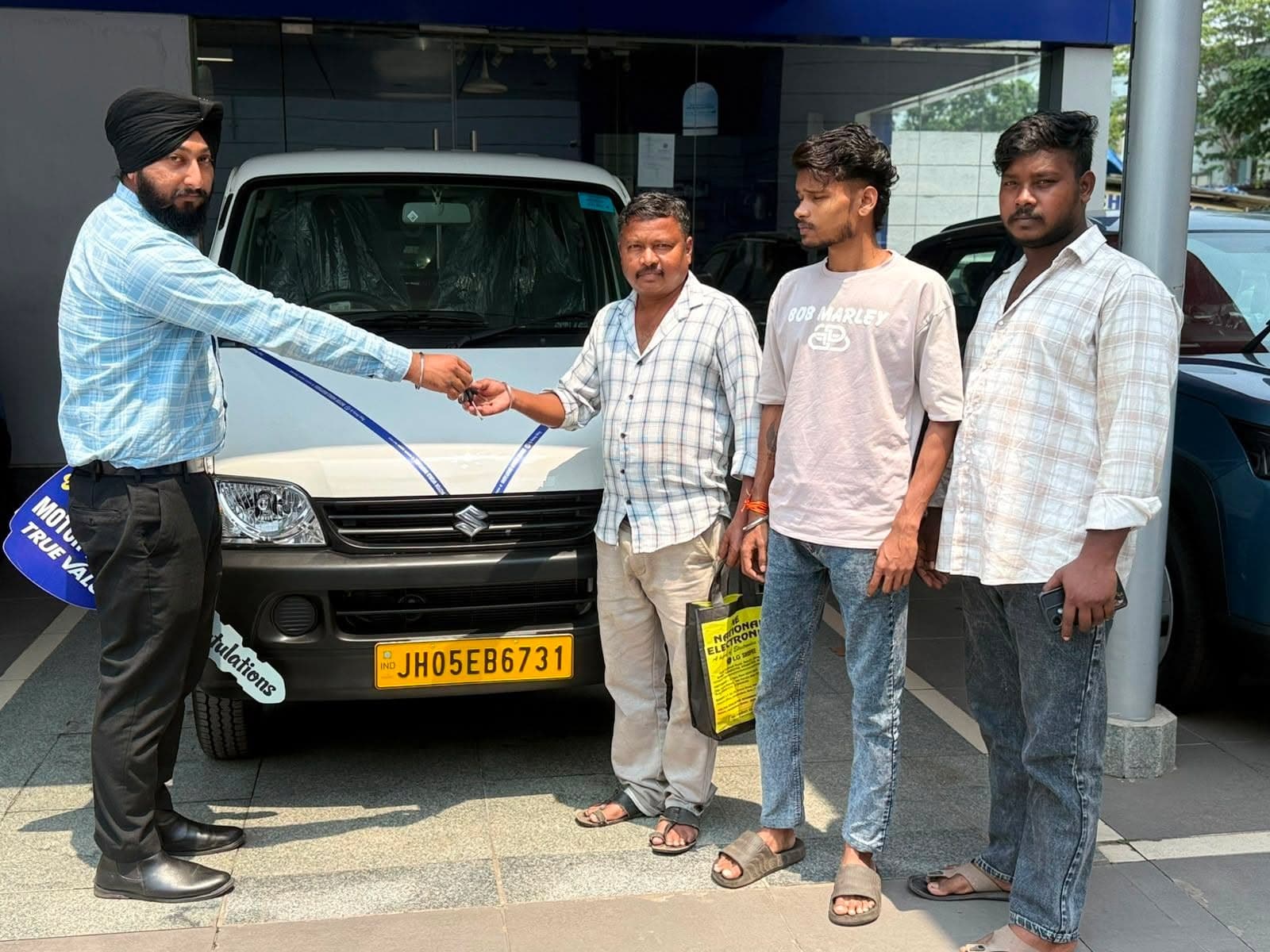 Commercial vehicle delivery and key handover financed by JFS Finance